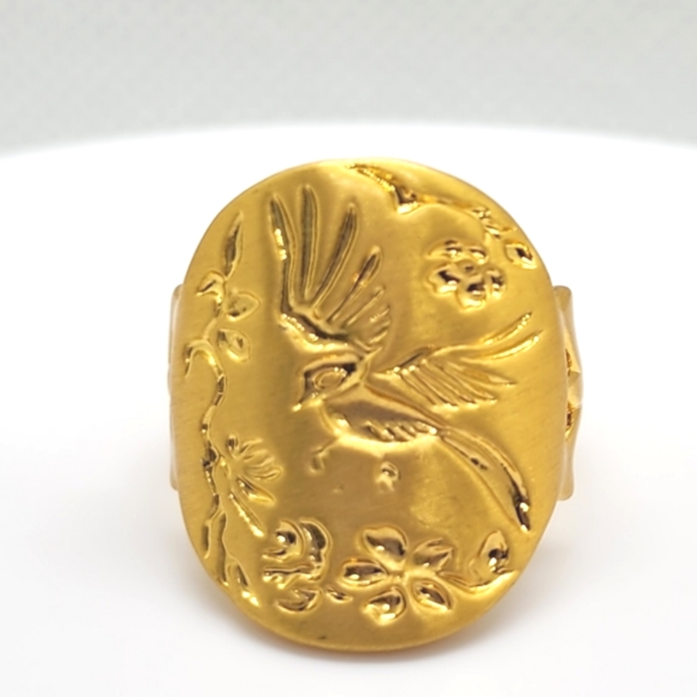 Elegant Gold Bird Motif Ring